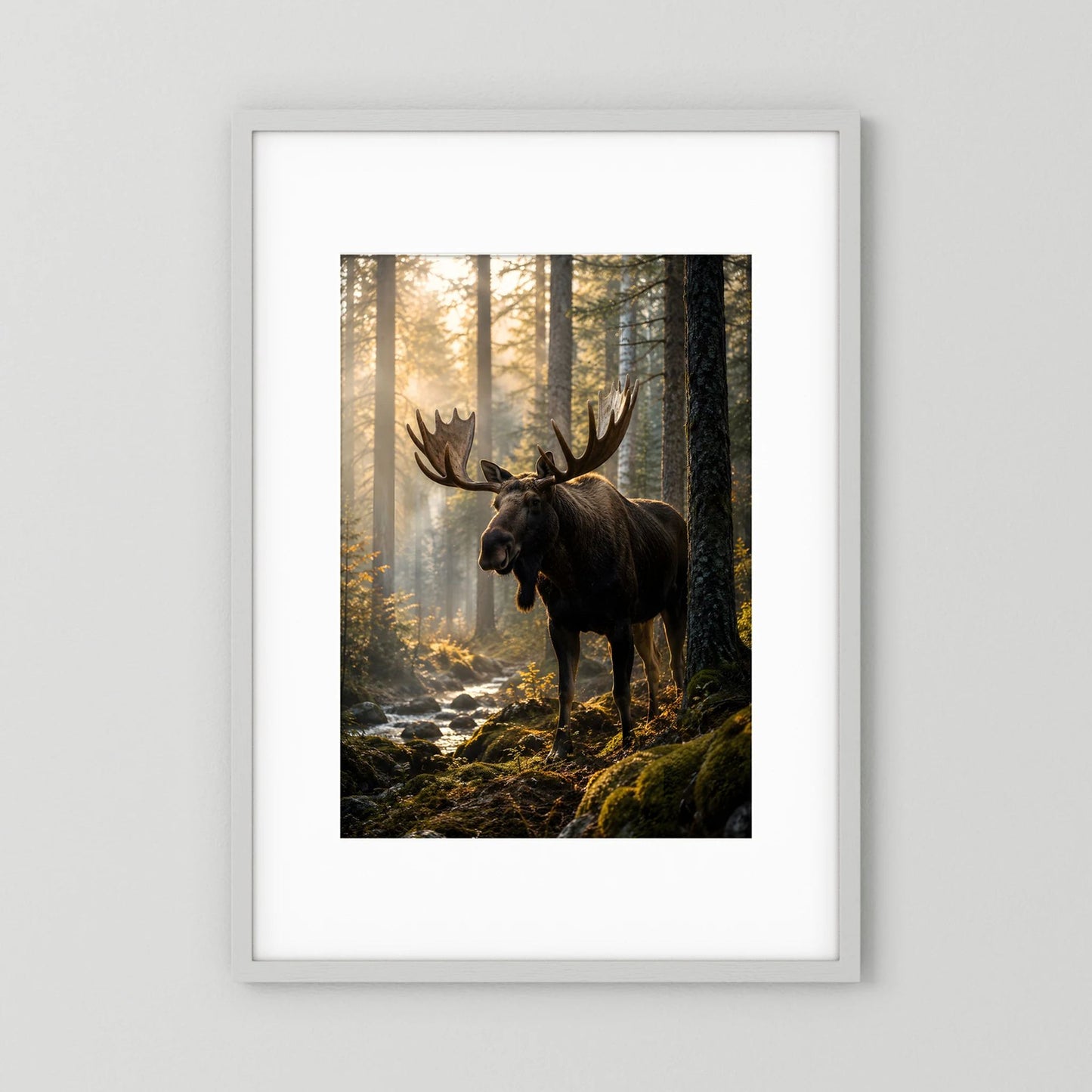 Gerahmtes Naturposter: Elch im Wald bei warmem Licht, hochformatig