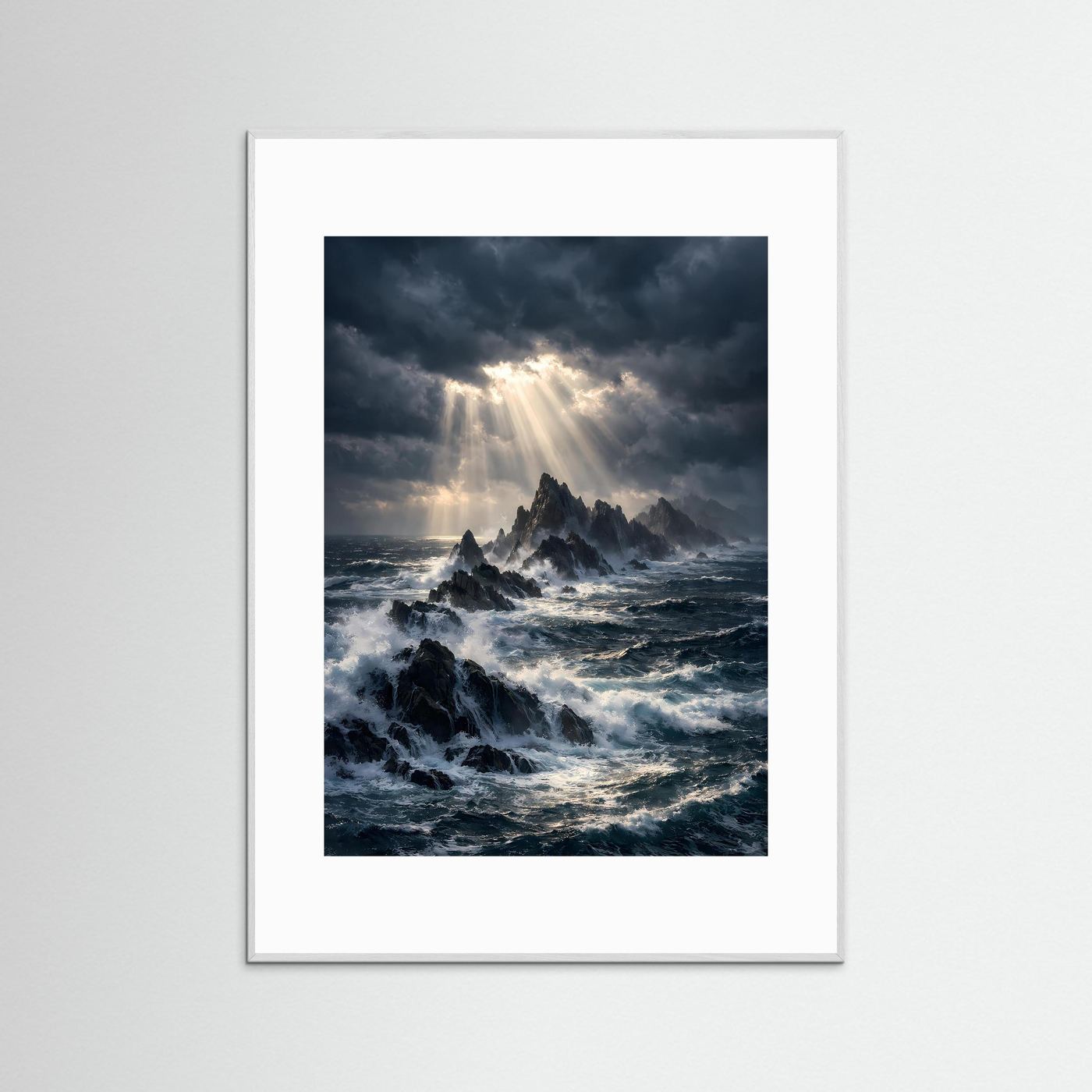 Hochformatiges Ozeanposter mit Klippen im weißen Holzrahmen und Lichtstrahlen