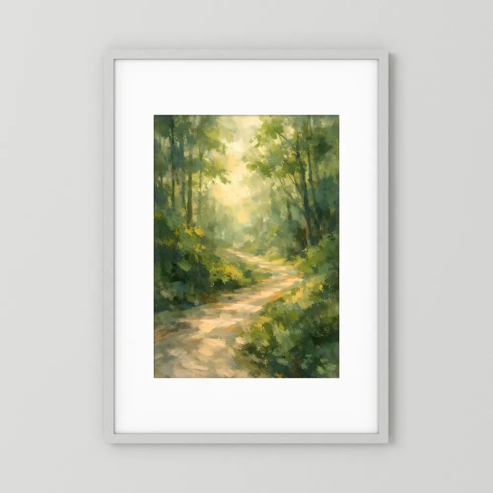 Waldweg-Poster im Hochformat mit hellgrauem Rahmen: grüner Waldweg, Sonnenlicht zwischen Bäumen