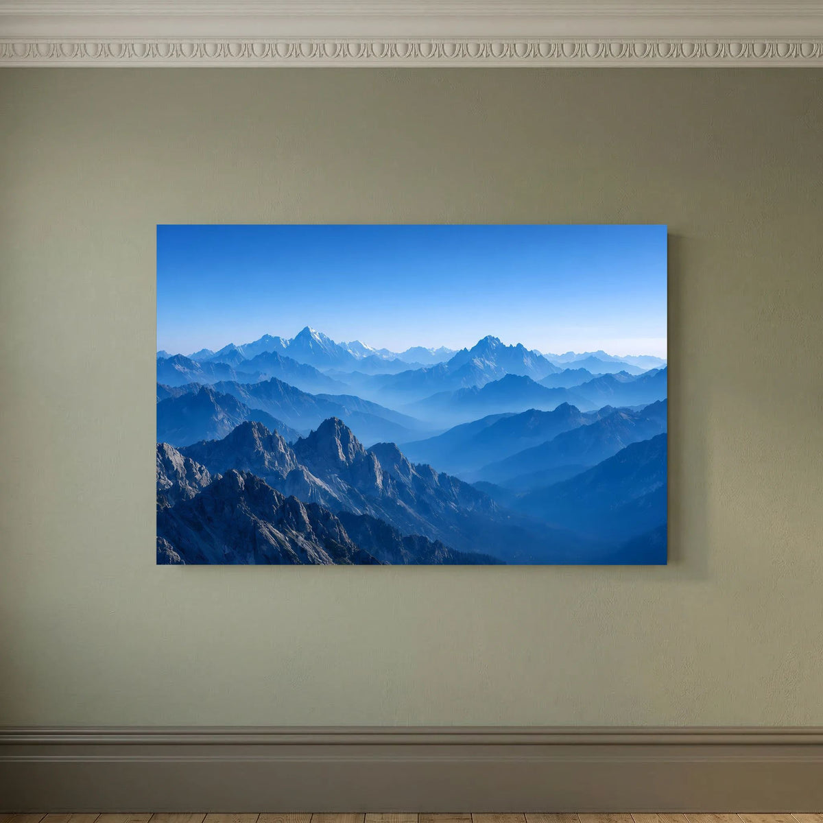 Querformat-Wandposter mit blauem Alpengebirge, Bergkamm und gedämpften Höhenlagen