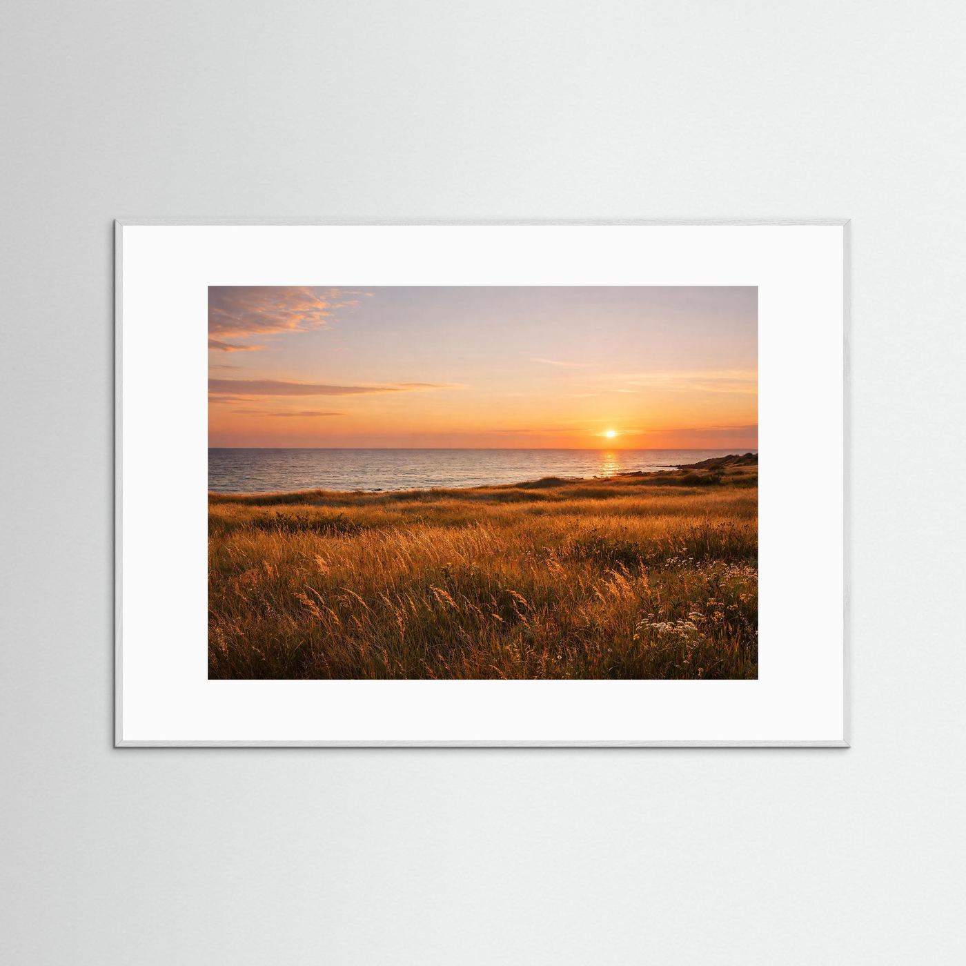 Naturposter im Querformat mit weißem Rahmen und Sonnenuntergang an der Küste