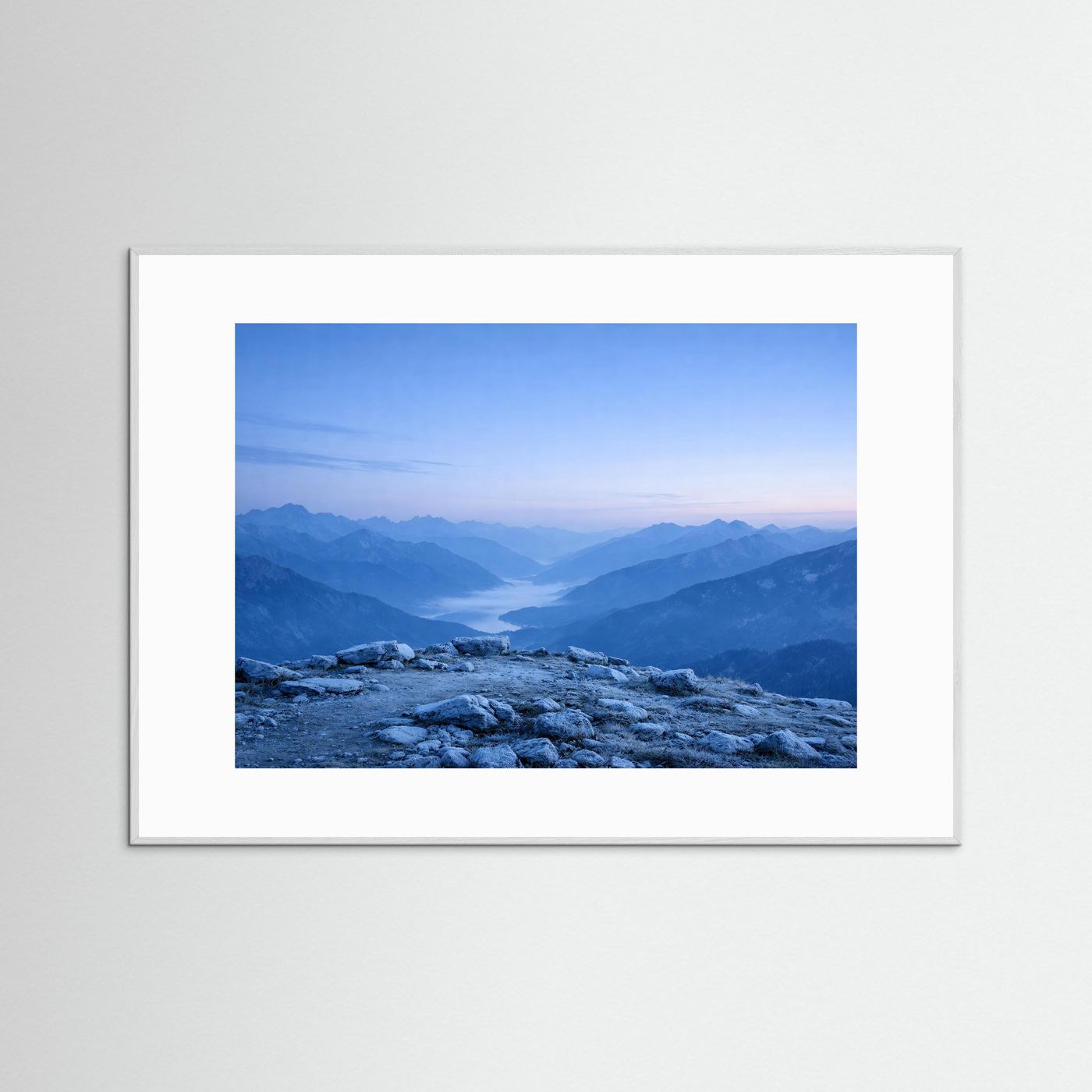 Bergpanorama-Poster mit Bergpanorama, weißer Rahmen und weißer Rand
