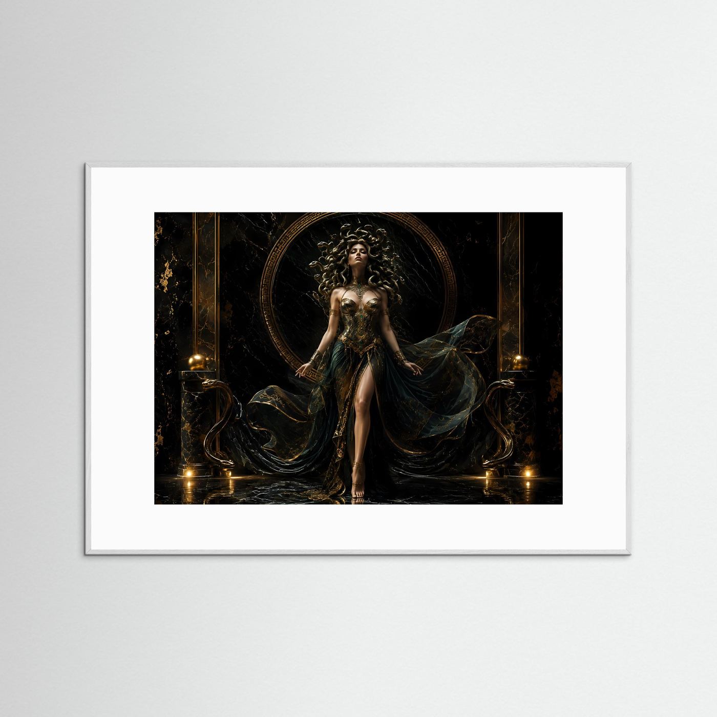 Majestätische Medusa in Schwarz und Gold | Griechische Mythologie & Mystik Poster