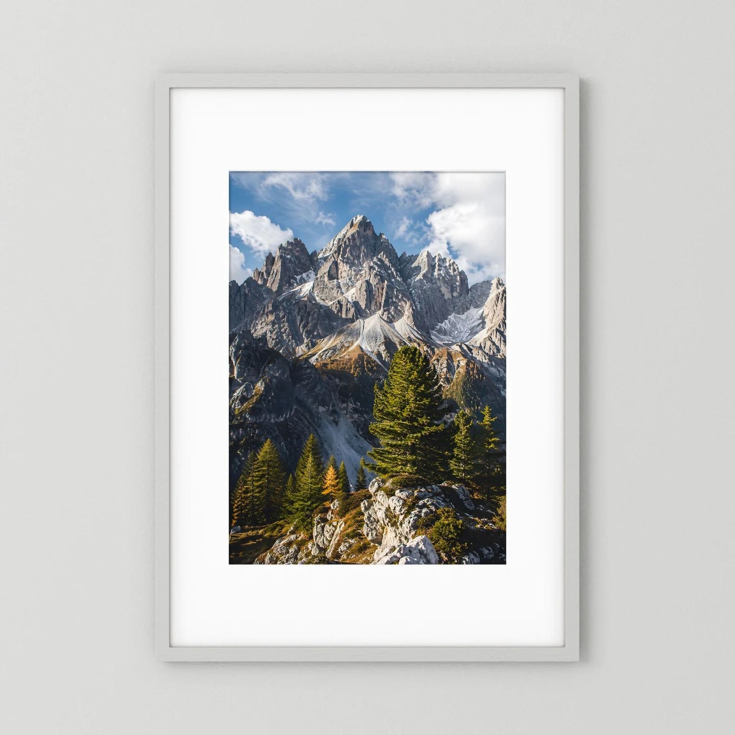 Hochformatiges Poster mit Alpenbergen und Nadelbäumen im Rahmen