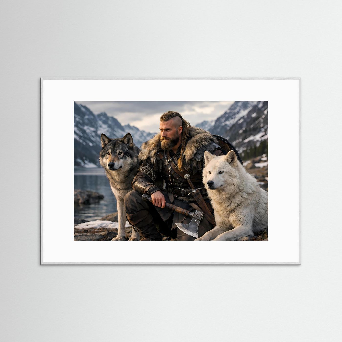 Poster im Querformat: Wikingerkrieger mit zwei Wölfen, grauer Rahmen
