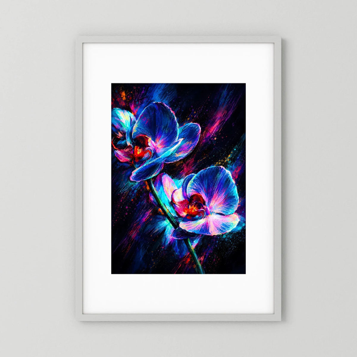 Hochformatiges Poster mit leuchtenden Orchideen in Blau und Pink, abstraktes Kunstmotiv