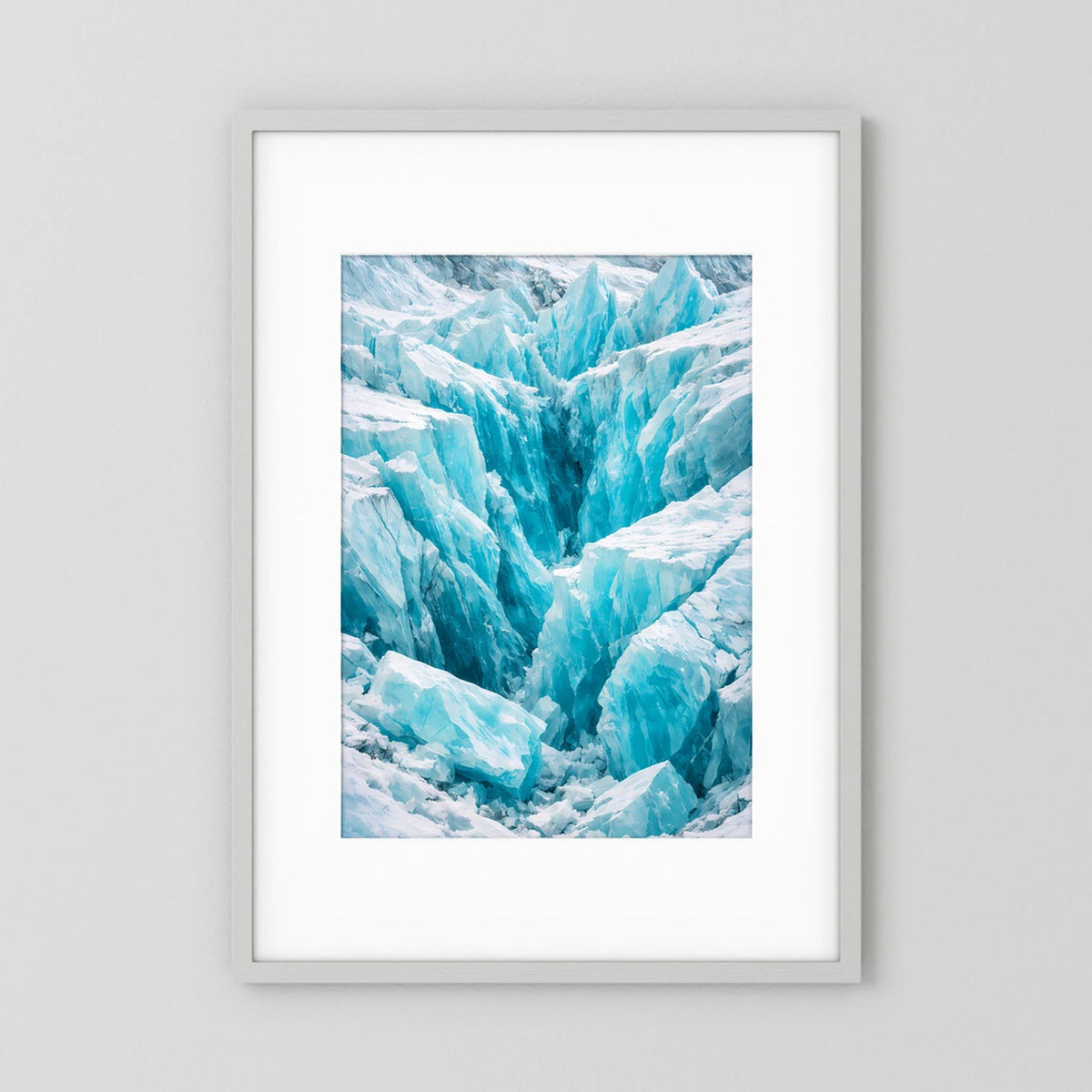 Hochformat-Poster mit türkisblauem Gletscher und weißen Eiskristallen im weißen Rahmen