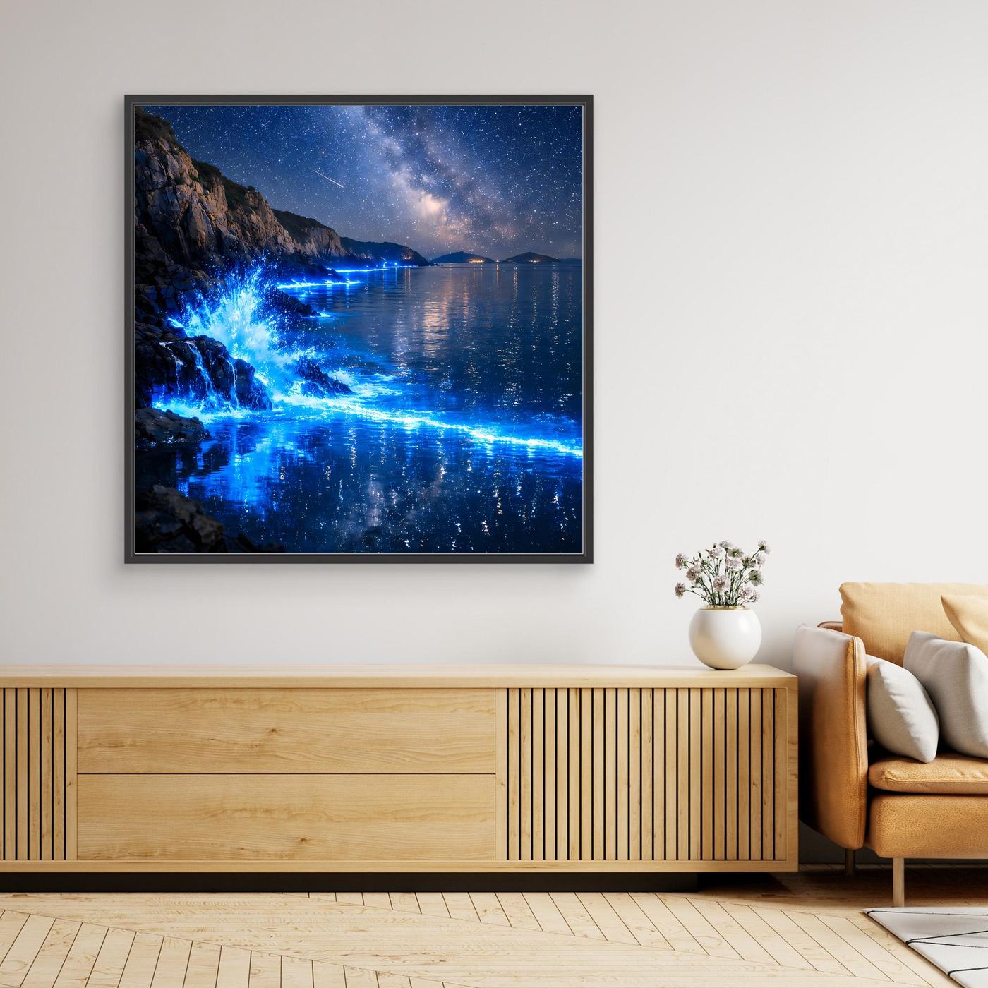 Wandbild Meer bei Nacht mit leuchtenden blauen Wellen und Sternenhimmel, dunkel gerahmt