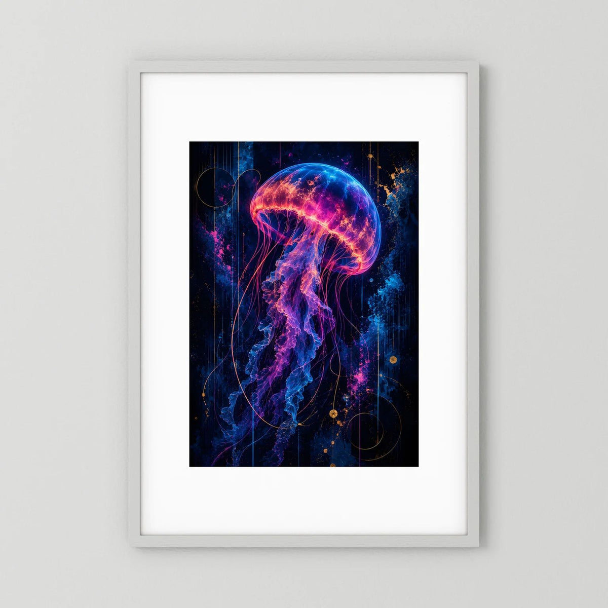 Hochformatiges Poster mit leuchtender Qualle in Neonpink, Blau und Gold, im weißen Rahmen