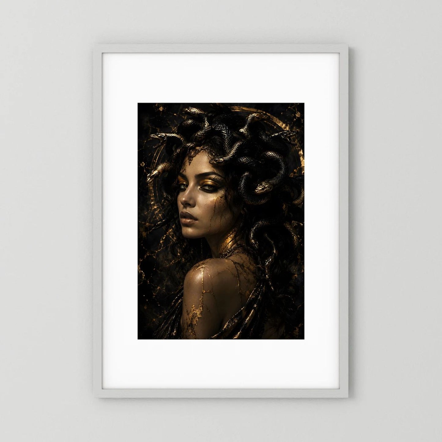 Porträtposter im weißen Rahmen: Medusa mit Schlangen in Schwarz und Gold