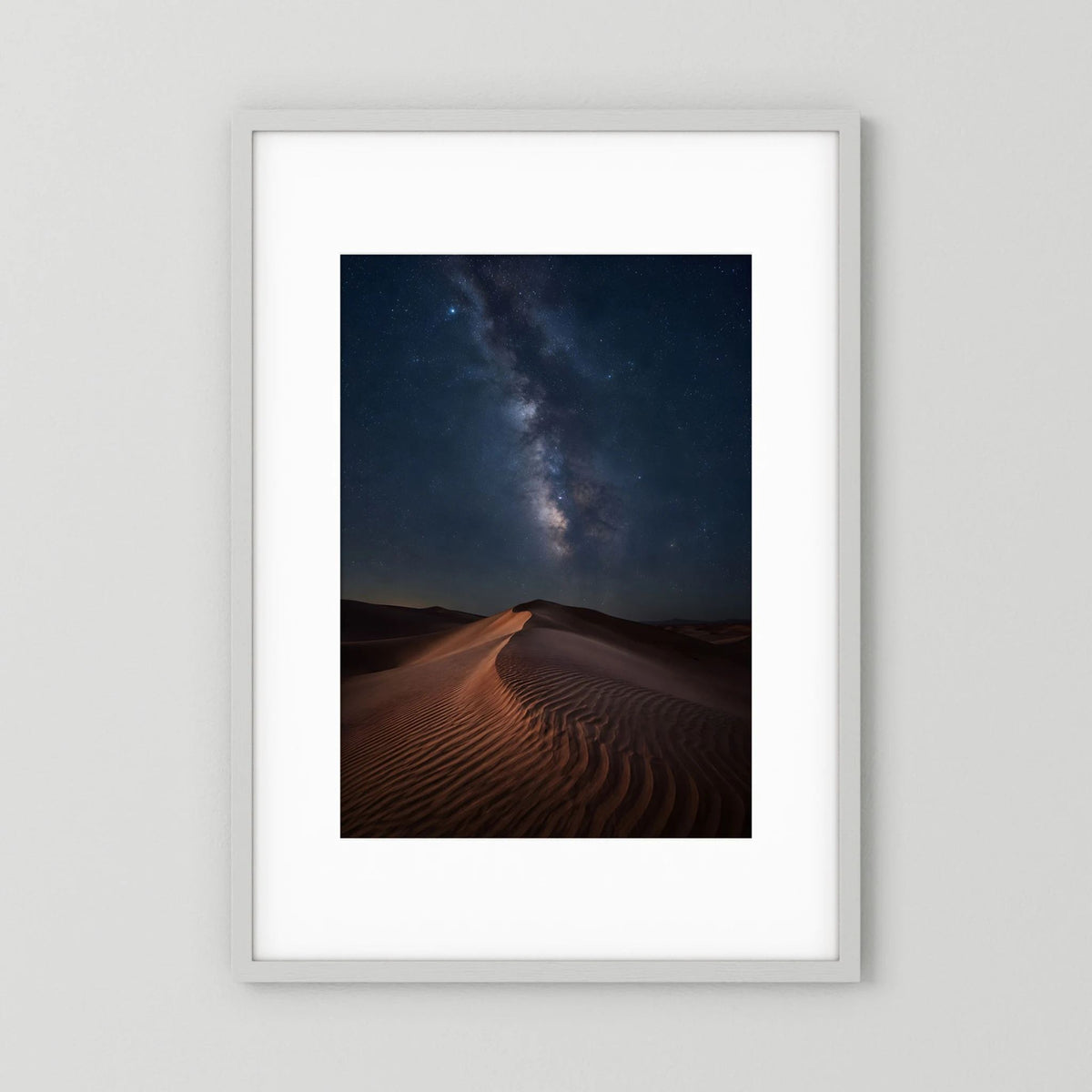 Landschaftsposter im Hochformat mit weißem Rahmen: Sanddünen bei Nacht unter Milchstraße