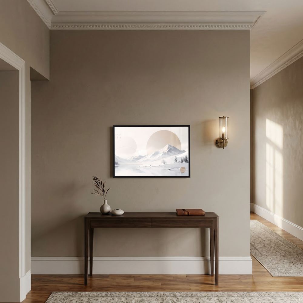 Querformat-Poster mit winterlicher Berglandschaft in Weiß und Beige, im schwarzen Rahmen
