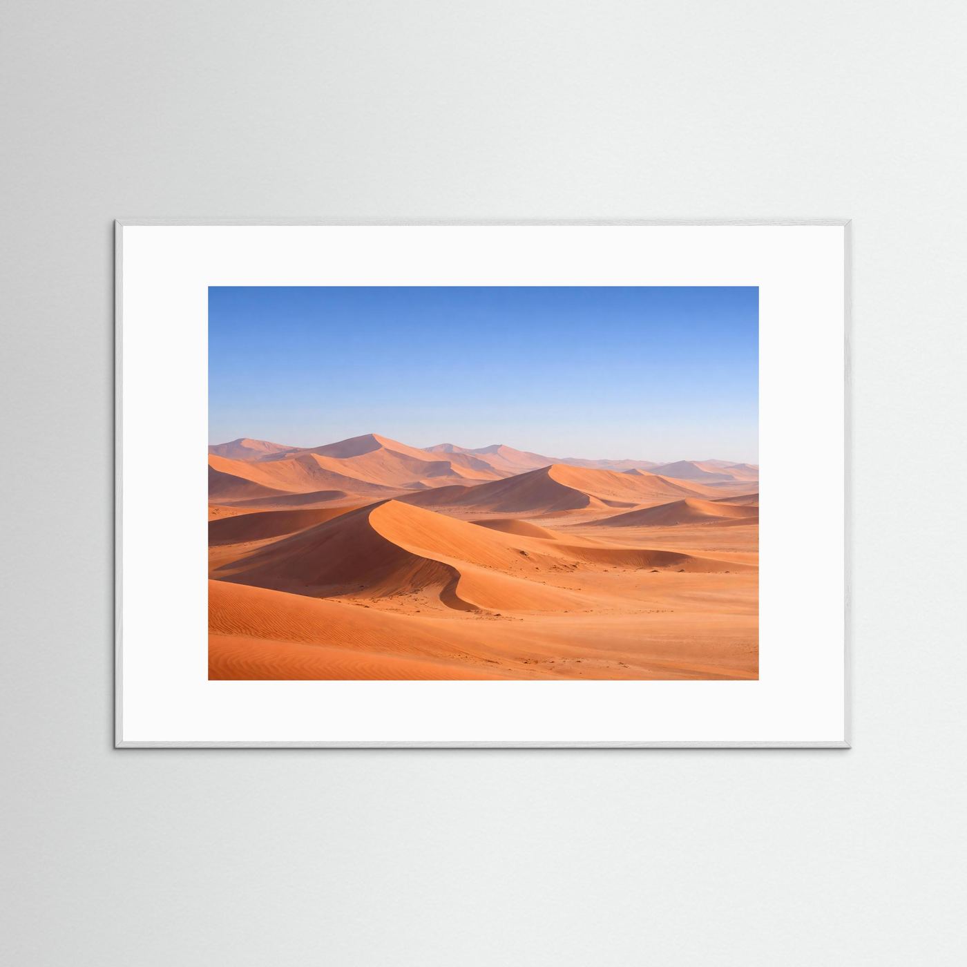 Poster Querformat mit Wüsten-Sanddünen-Motiv, grauer Holzrahmen