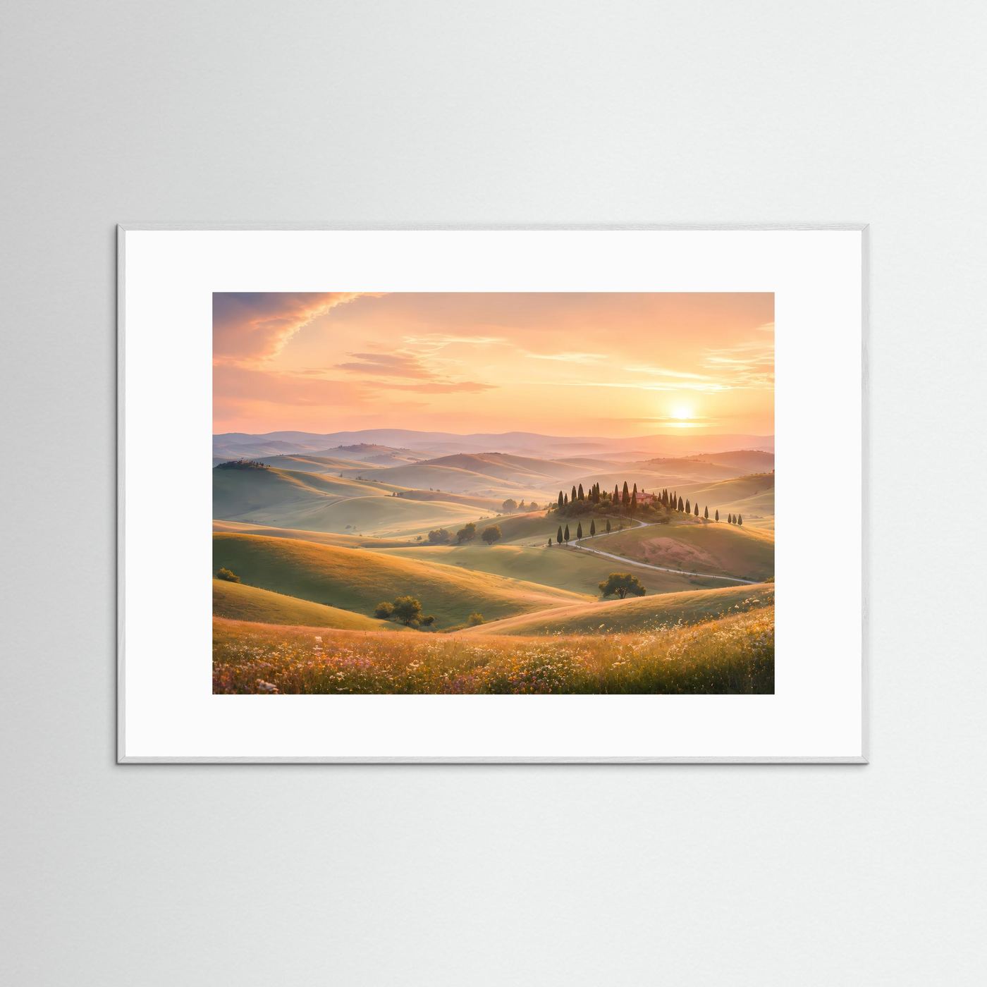 Landschaftsposter Querformat: Sonnenuntergang über Hügeln mit Zypressen, weiß gerahmt