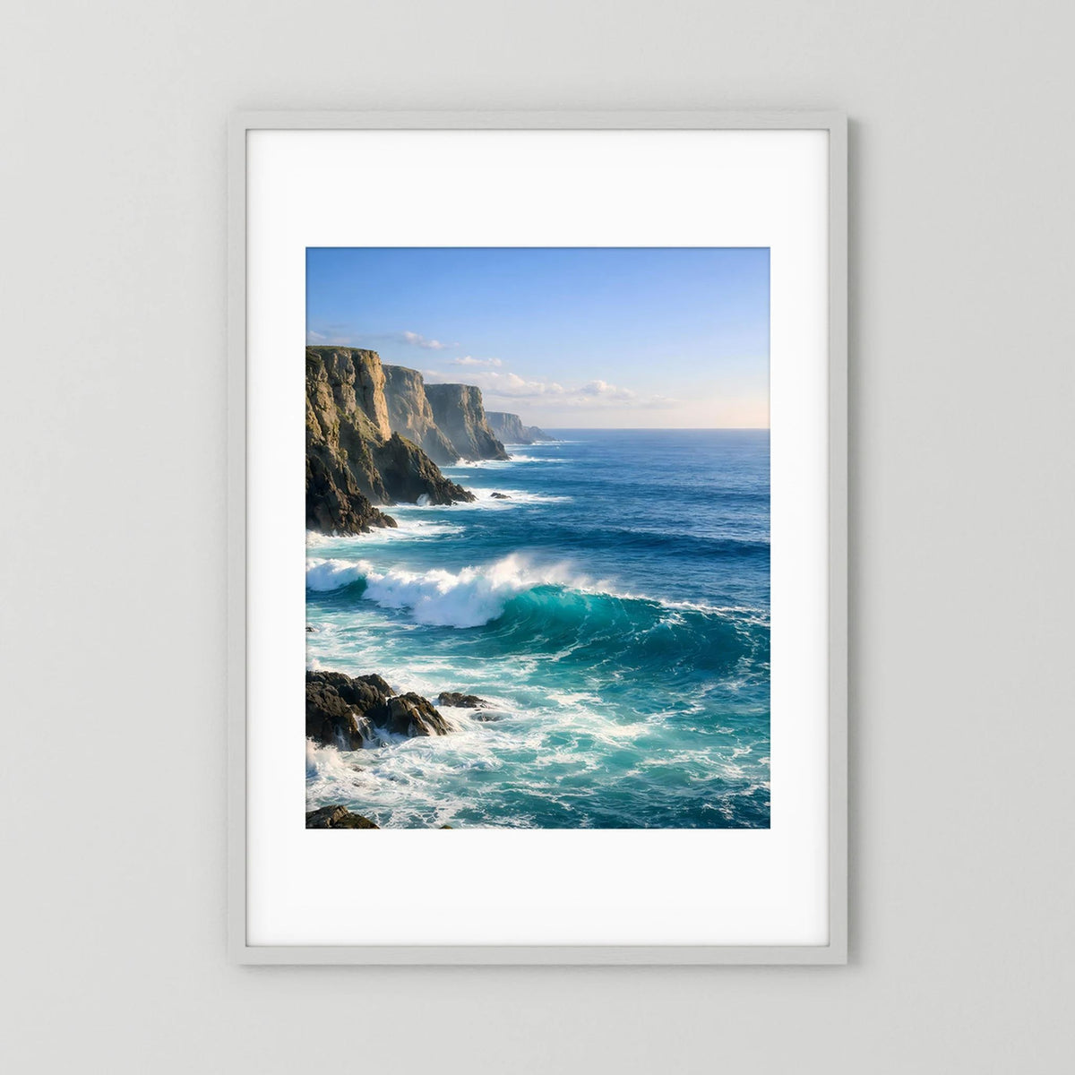 Hochformat-Wandbild mit Passepartout und weißem Rahmen, Küste mit Wellen an Klippen