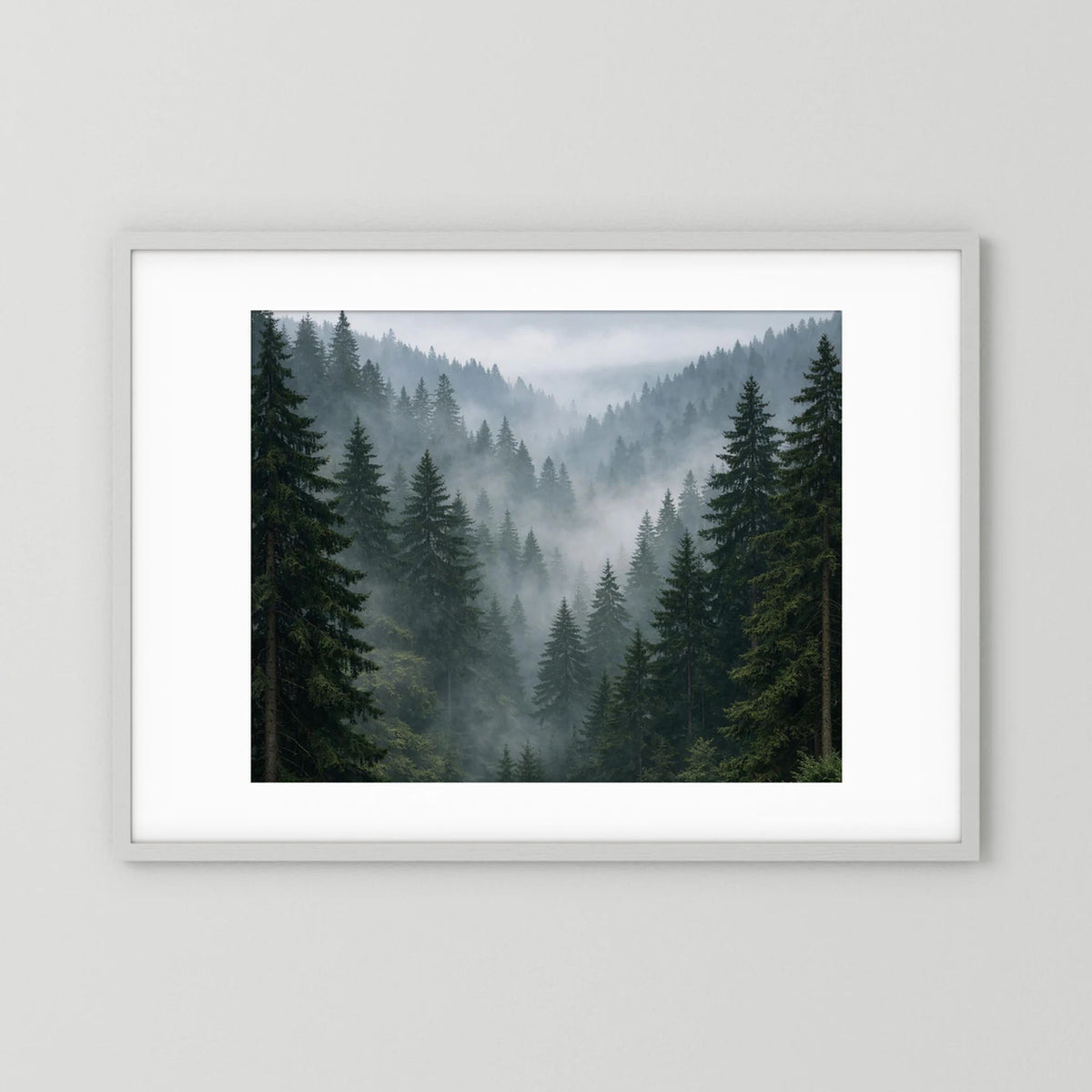 Querformat-Wandbild mit Tannenwald im Nebel, weißer Rahmen