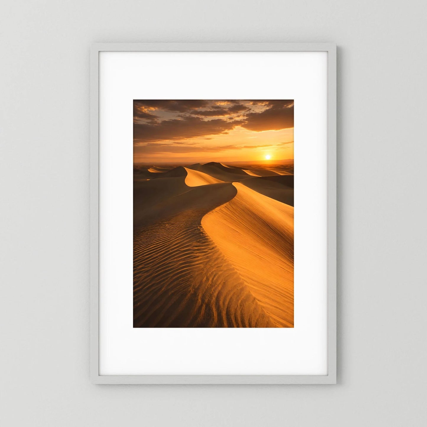Hochformat-Poster mit Foto von goldenen Sanddünen im Sonnenuntergang, im weißen Rahmen