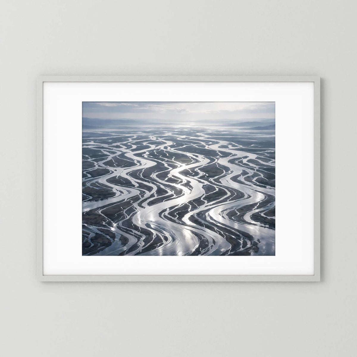 Gerahmtes Wandbild mit Flussdelta aus der Vogelperspektive, weißer Rahmen, Querformat