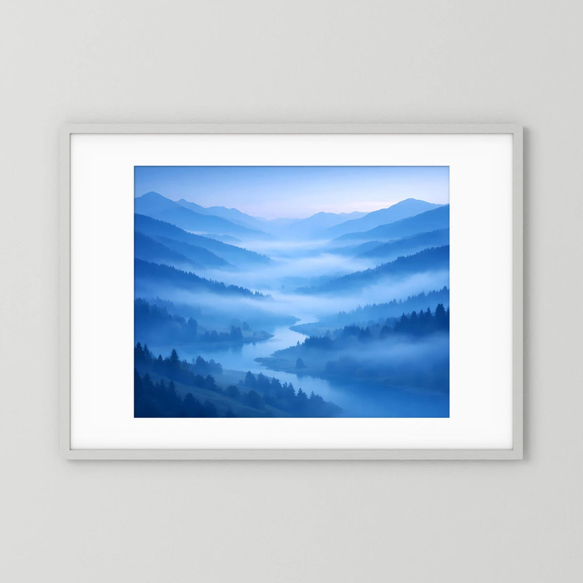 Gerahmtes Poster im Querformat mit Berglandschaft im Nebeltal, weißer Rahmen