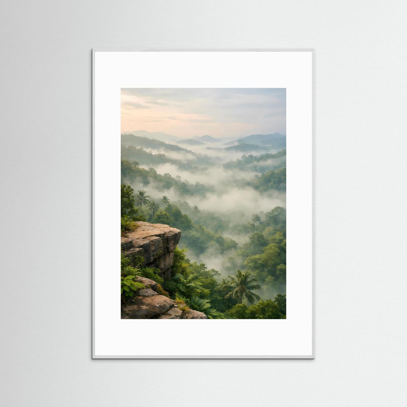 Hochformat-Naturposter im silbergrauen Rahmen mit Dschungelklippe und Nebelwald