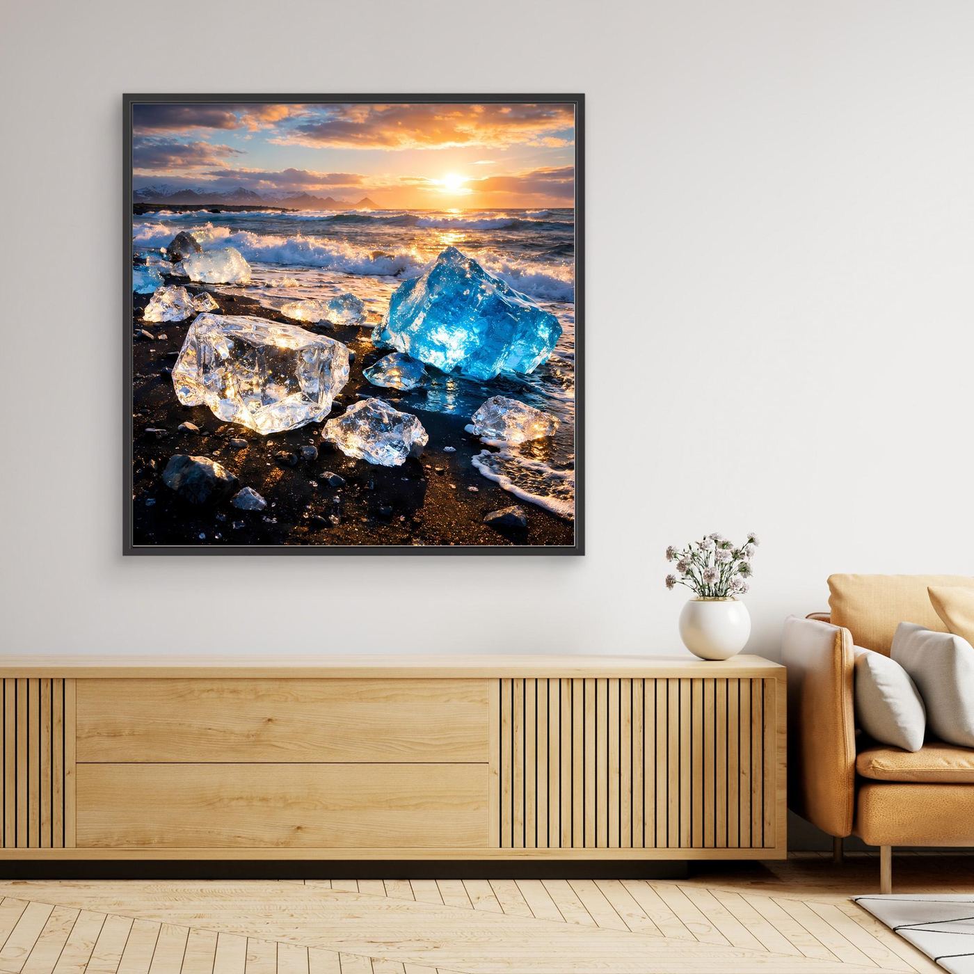 Leinwandbild mit Eisbrocken auf schwarzem Sand und Sonnenuntergang, schwarzer Rahmen