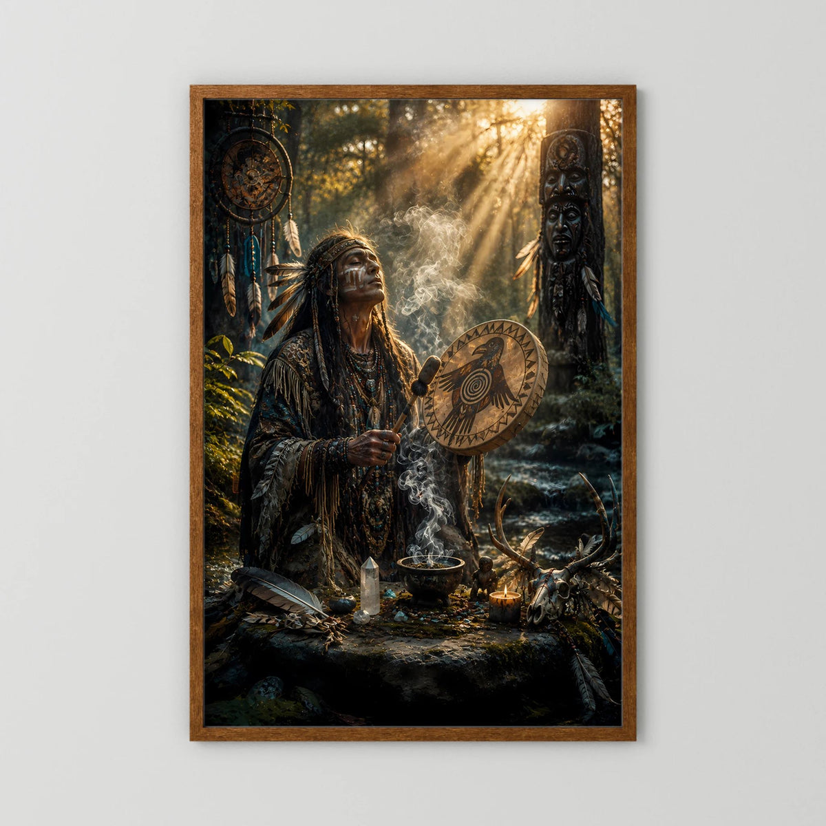 Gerahmtes Poster im Holzbilderrahmen: Schamane hält Trommel, mystische Rauchszene im Wald.