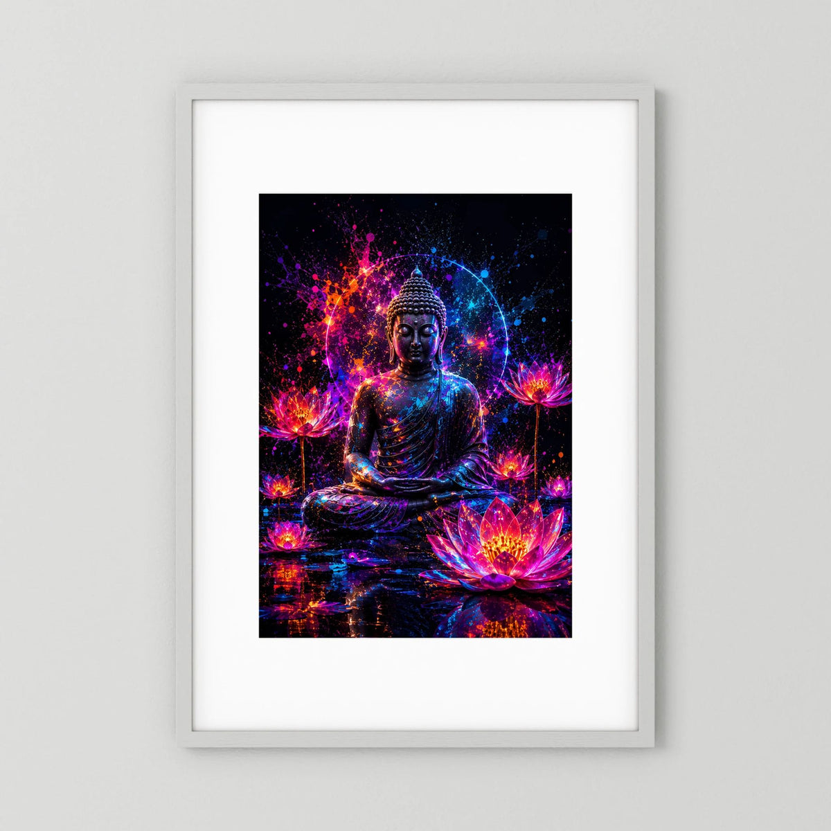 Hochformatiges Poster mit Neon-Buddha und leuchtenden Lotusblüten in Pink und Blau, gerahmt