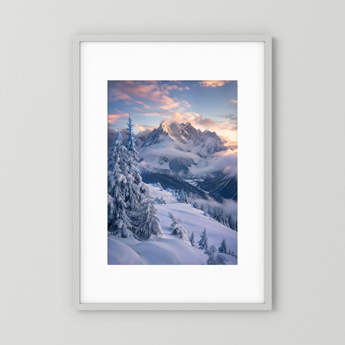Hochformatiges Landschaftsposter mit Schneelandschaft, in weißem Rahmen
