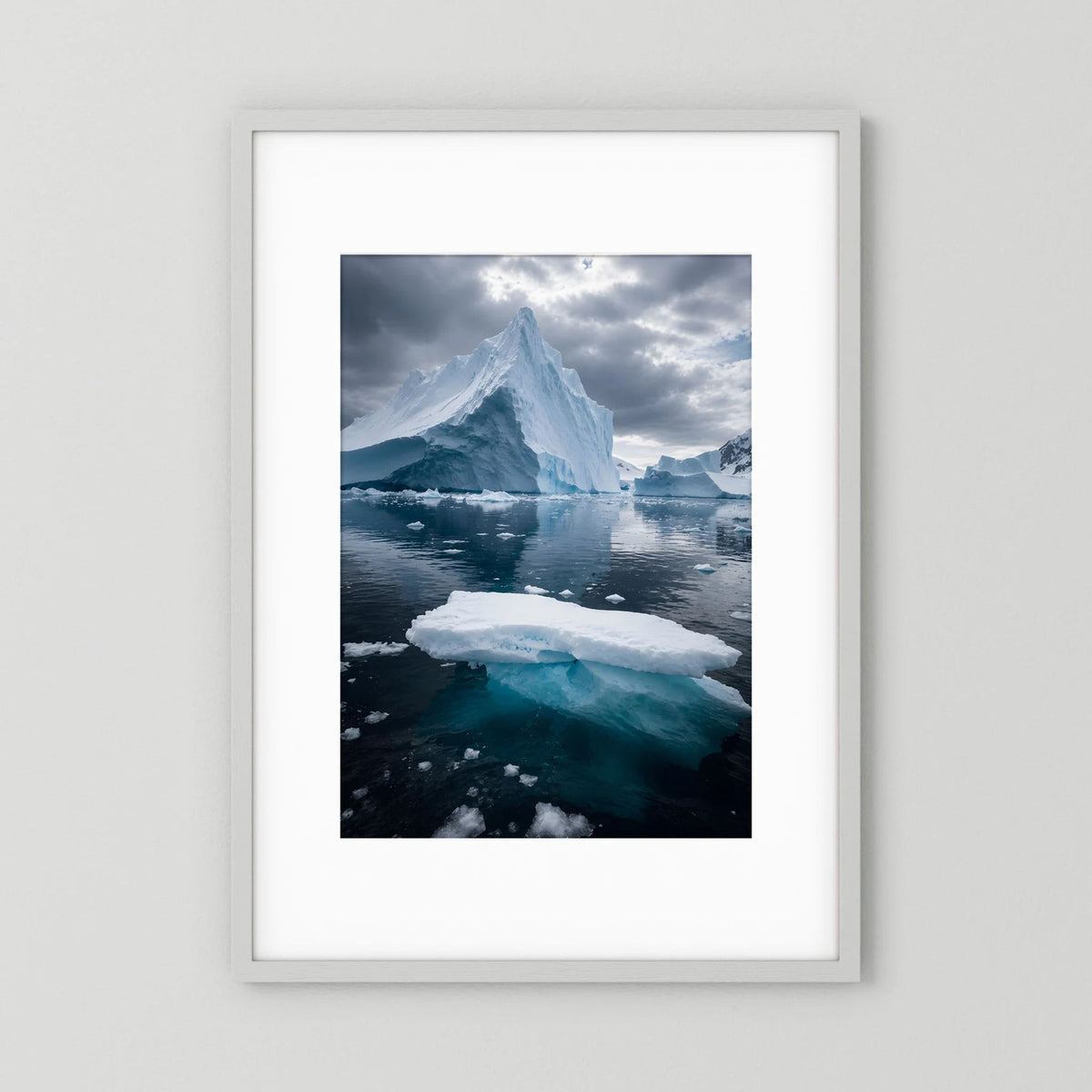 Hochformat-Poster mit blauer Antarktis-Eislandschaft und großen Eisbergen, weißer Rahmen