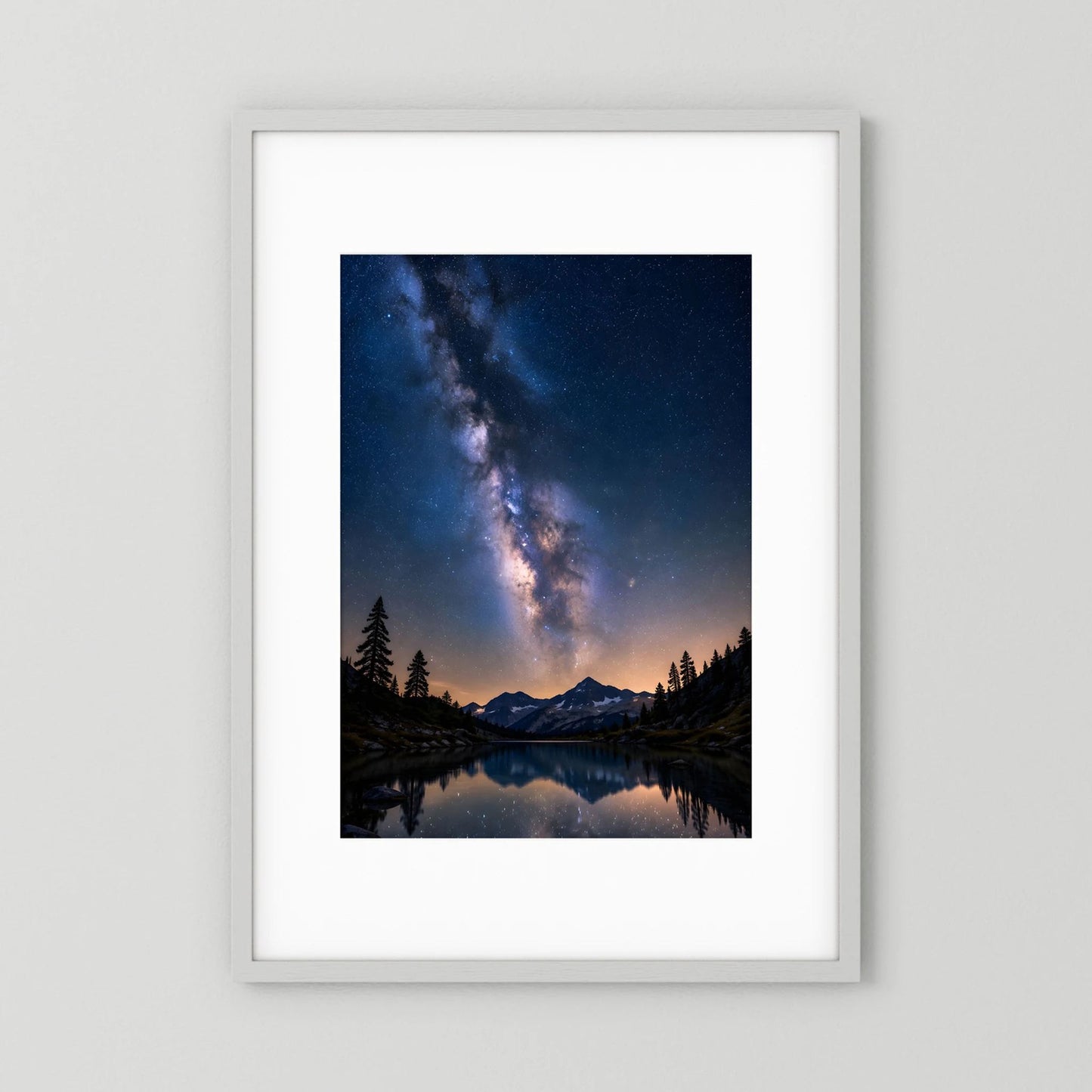 Hochformat-Poster: Milchstraße über Bergsee, Sternenhimmel und Baum-Silhouetten