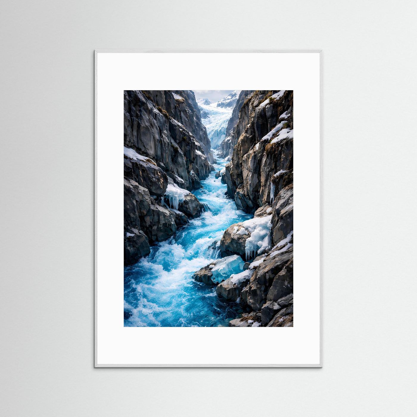 Skandinavisches Gebirgs-Poster mit Gletscherschlucht, grauem Rahmen
