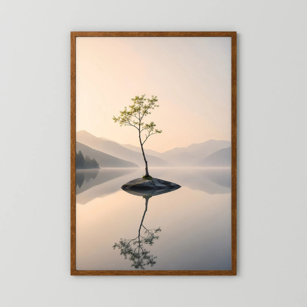 Einsamer Baum im Bergsee | Minimalistische Landschaft mit Spiegelung | Poster Hochformat