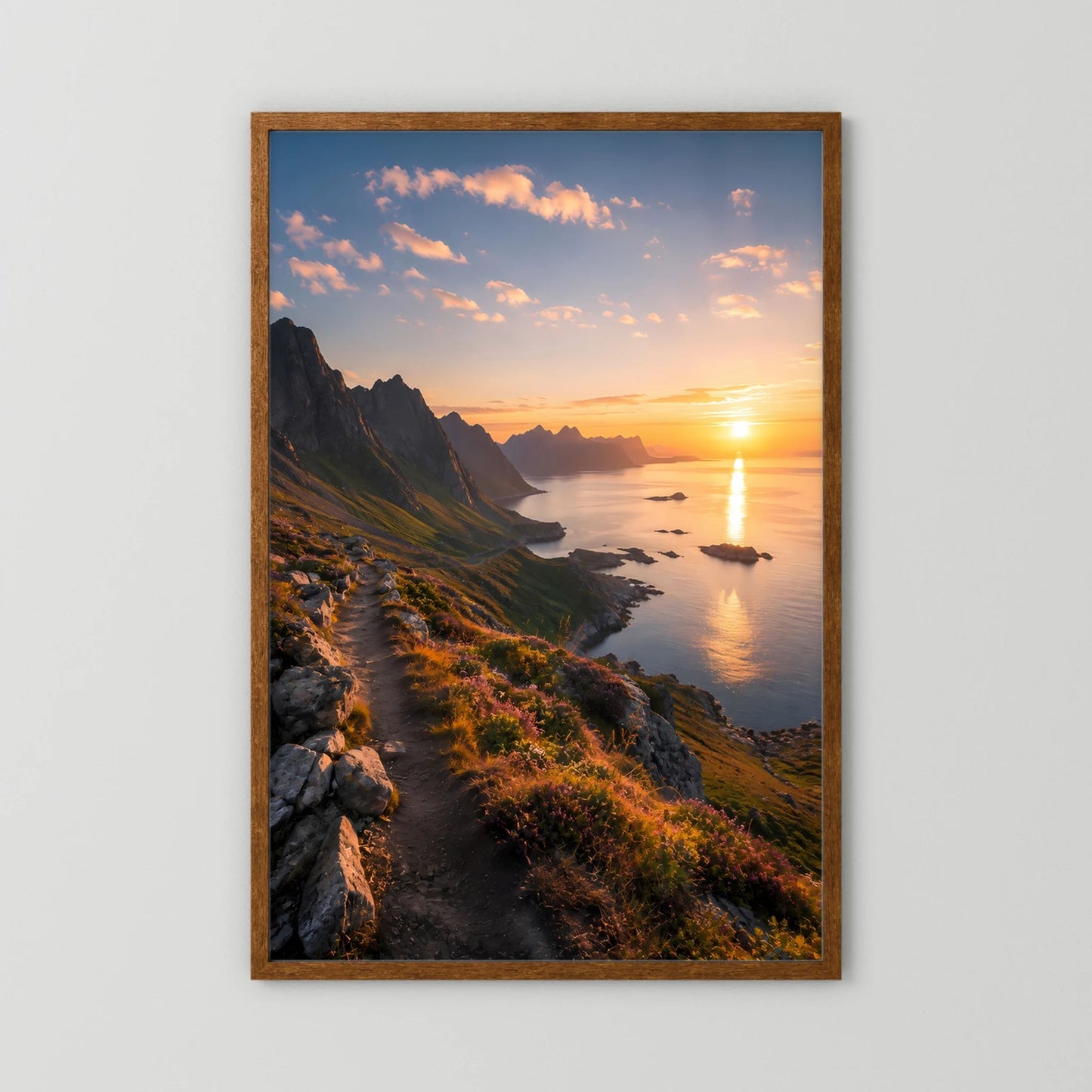 Hochformat-Poster Sonnenuntergang an der Bergküste, brauner Holzrahmen, ohne Passepartout