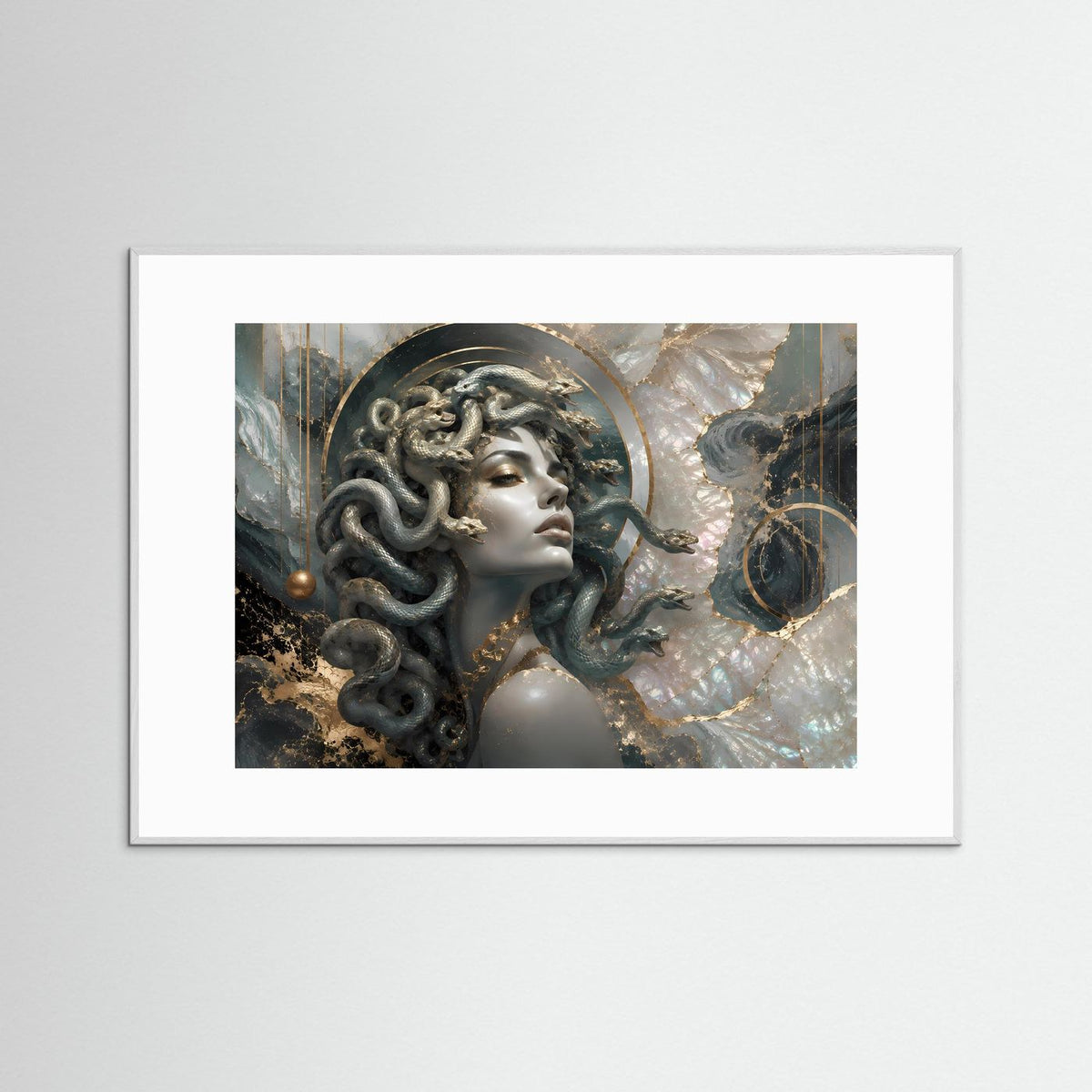 Kunstposter mit Medusa im Profil, silbernes Gesicht und Schlangenhaar, weißer Rahmen