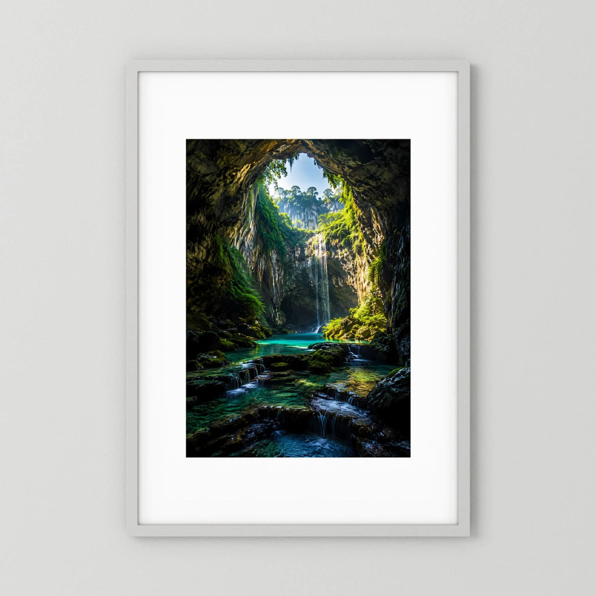 Gerahmtes Kunstposter mit tropischer Höhle, Wasserfall und türkisfarbener Lagune
