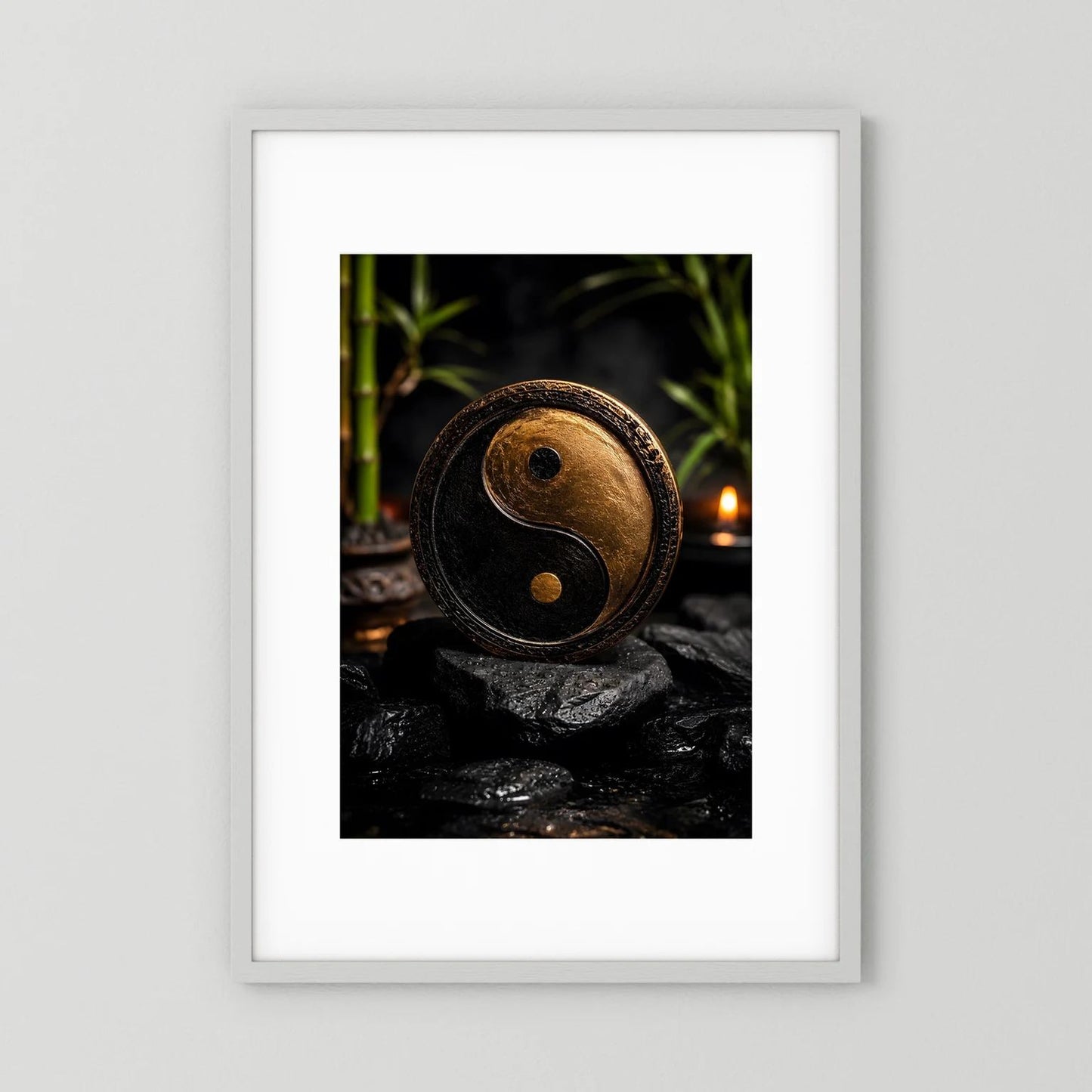 Wandbild im Hochformat mit Yin-Yang-Symbol in Schwarz und Gold, im weißen Rahmen