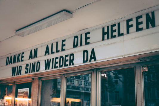 A sign that says bake an alle die helfen