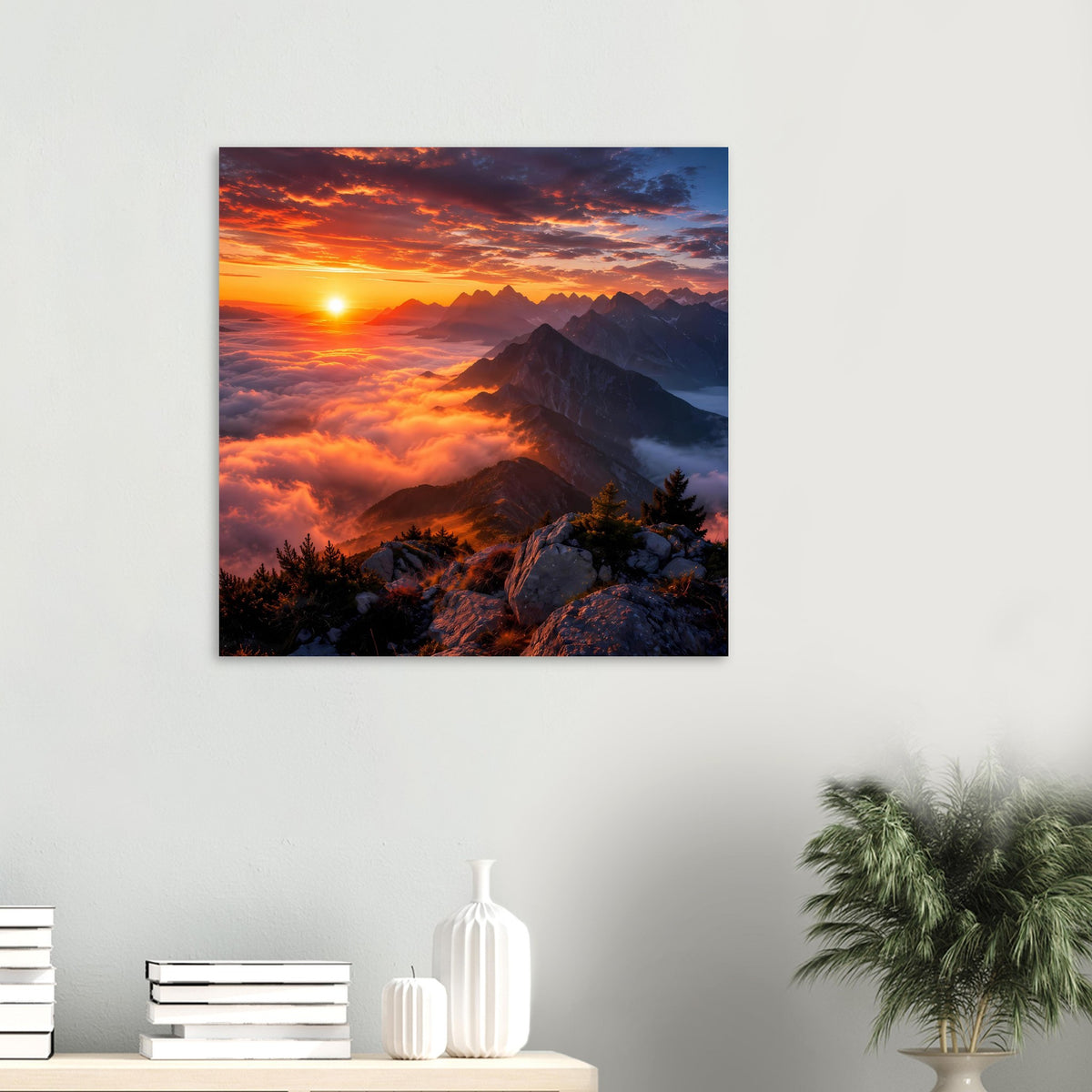 Kleines gerahmtes Poster mit Sonnenuntergang über Bergen, orange und blau schattierte Gipfel