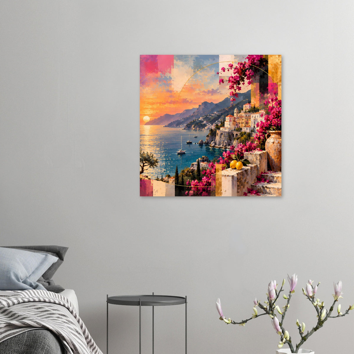 Wandposter mit Küstenlandschaft bei Sonnenuntergang: Boote, Häuser am Hang und Bougainvillea in Pink