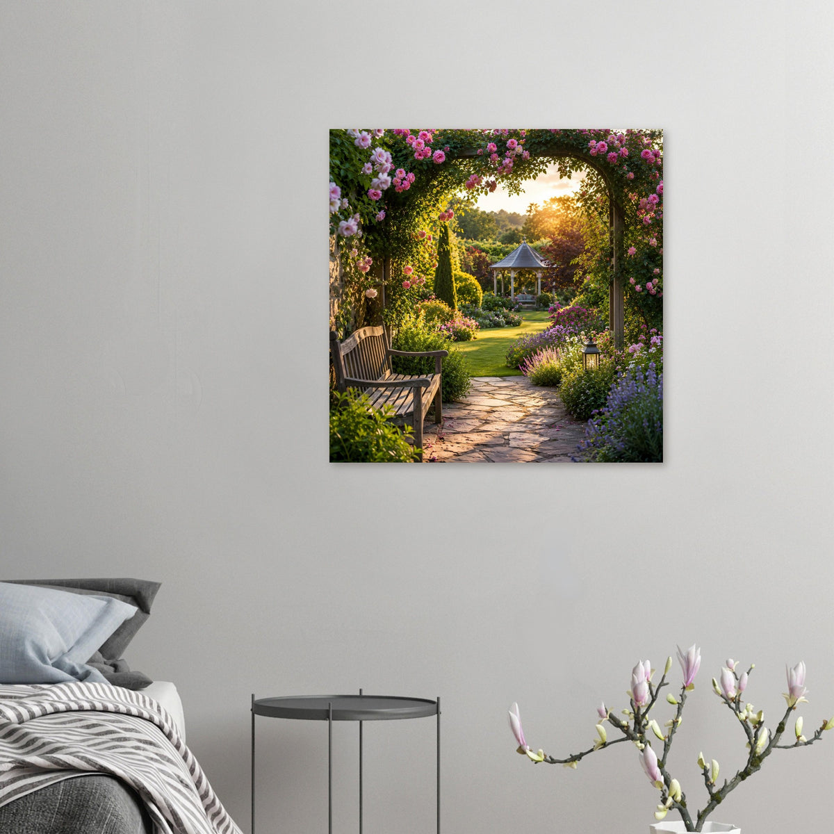 Quadratisches Naturposter: Blumenbogen, Gartenweg, Holzbank und Pavillon im Sonnenlicht