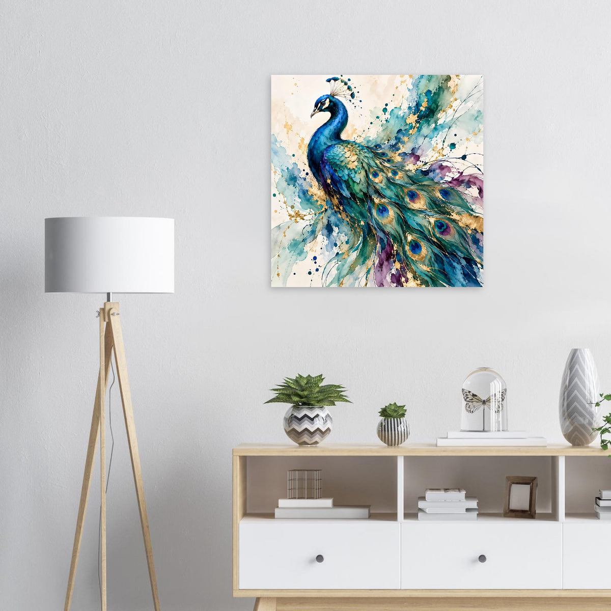 Aquarell-Poster mit majestätischem Pfau, blau-grüner Federpracht und goldenen Akzenten