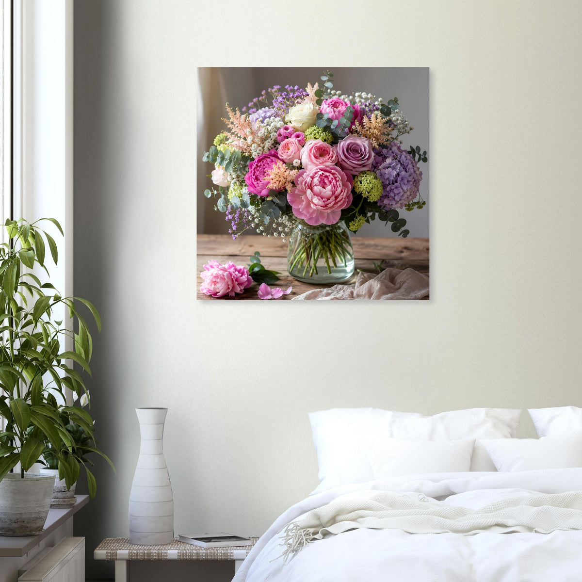 Florales Blumenposter mit Blumenstrauß in Vase auf Stoffunterlage, Pastellrosa und Violett