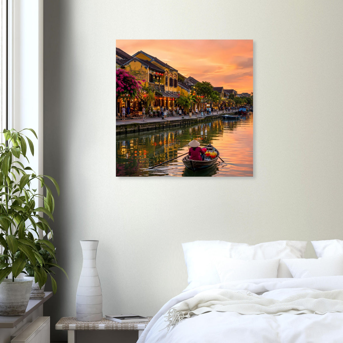 Wandposter mit Fluss bei Abendsonne, Boot im Wasser zwischen Lichtern am Ufer