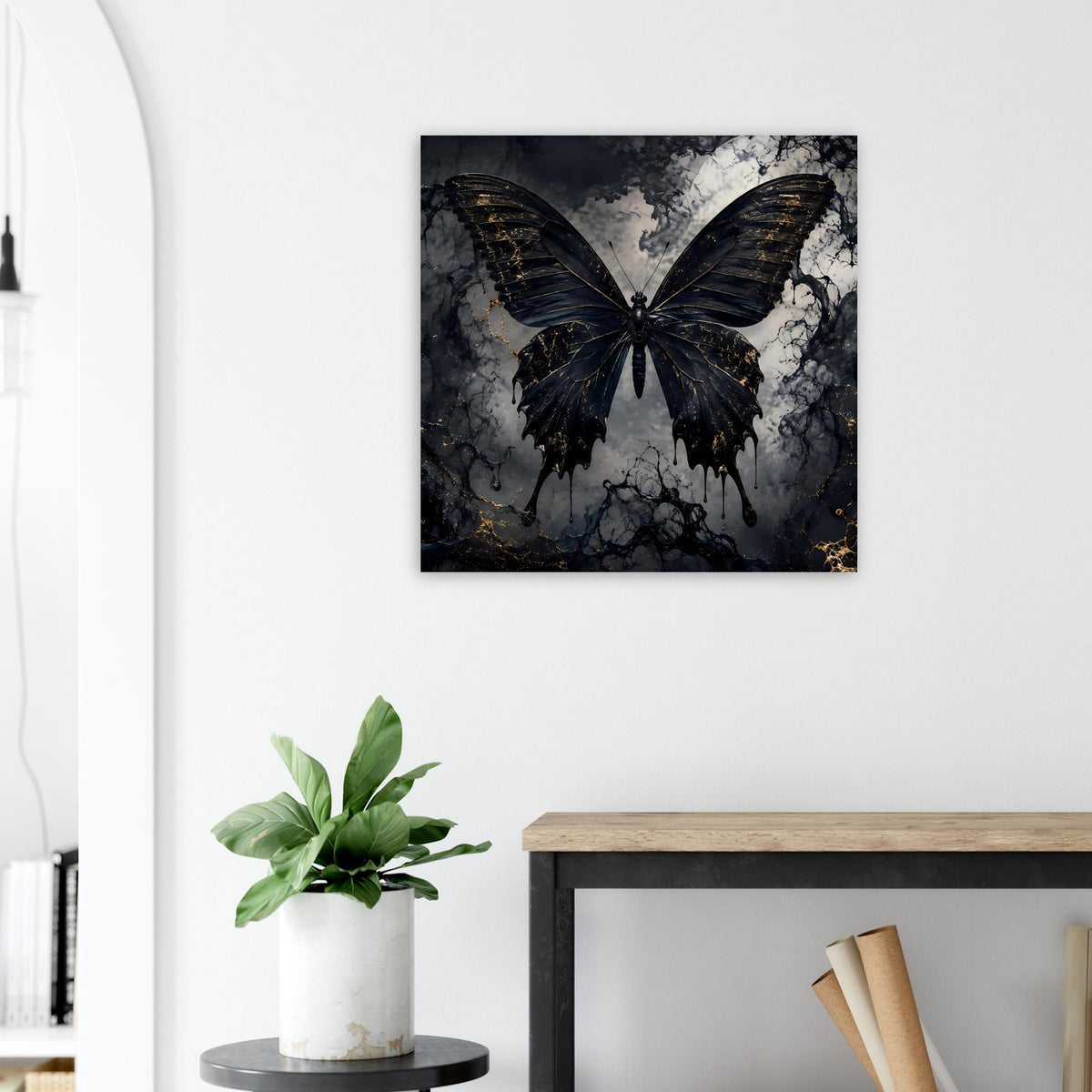 Poster mit schwarzem Schmetterling und goldenen Adern im Rahmen, zentriert