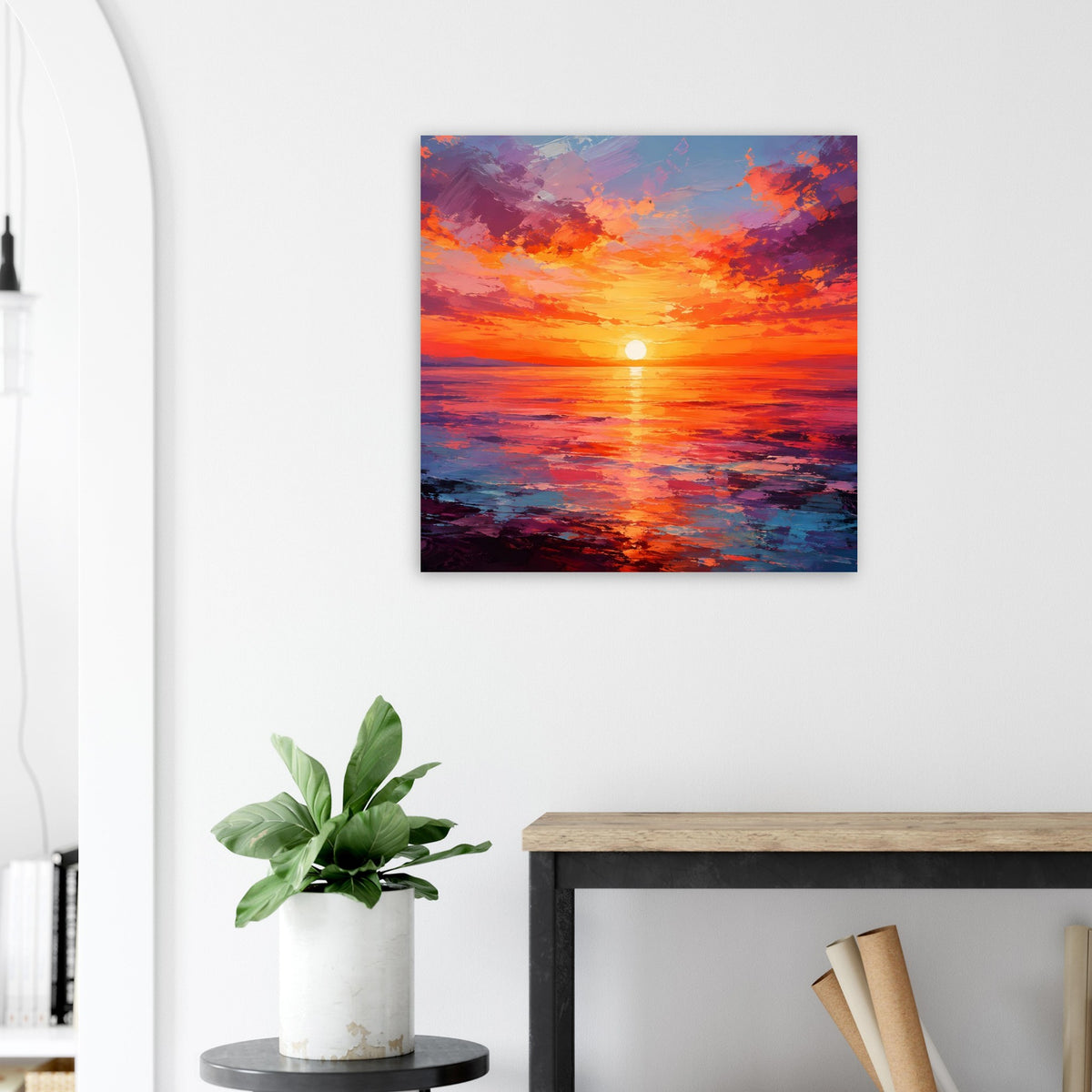 Gerahmtes quadratisches Poster: Sonnenuntergang über dem Meer, orangefarbener Himmel, lila Wolken.