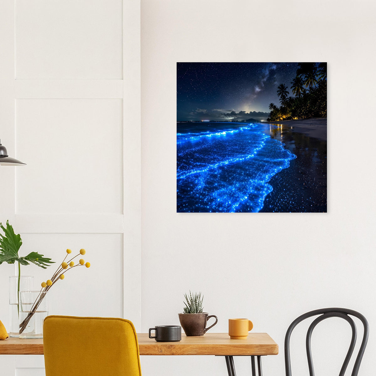 Quadratisches Poster mit blauen leuchtenden Wellen am nächtlichen Strand
