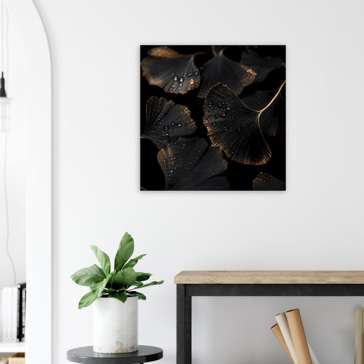 Gerahmtes Poster mit Ginkgo-Motiv: dunkle Blätter und goldene Akzentlinien