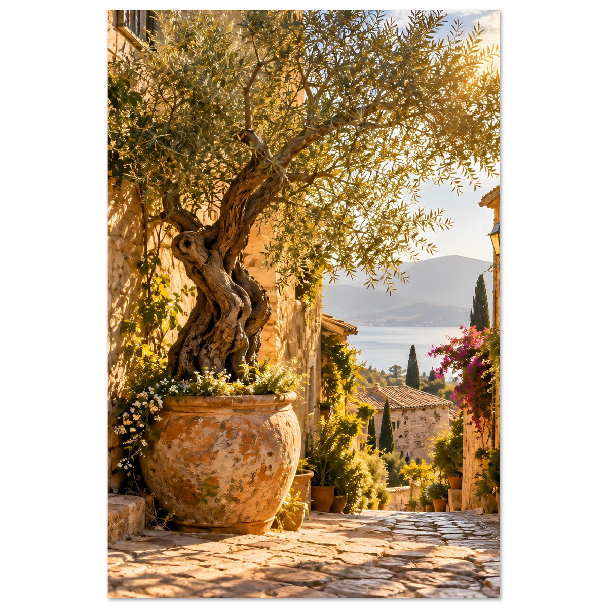 Mediterranes Poster (Hochformat) mit Baum in großer Vase, Steingasse und Blick in die Ferne