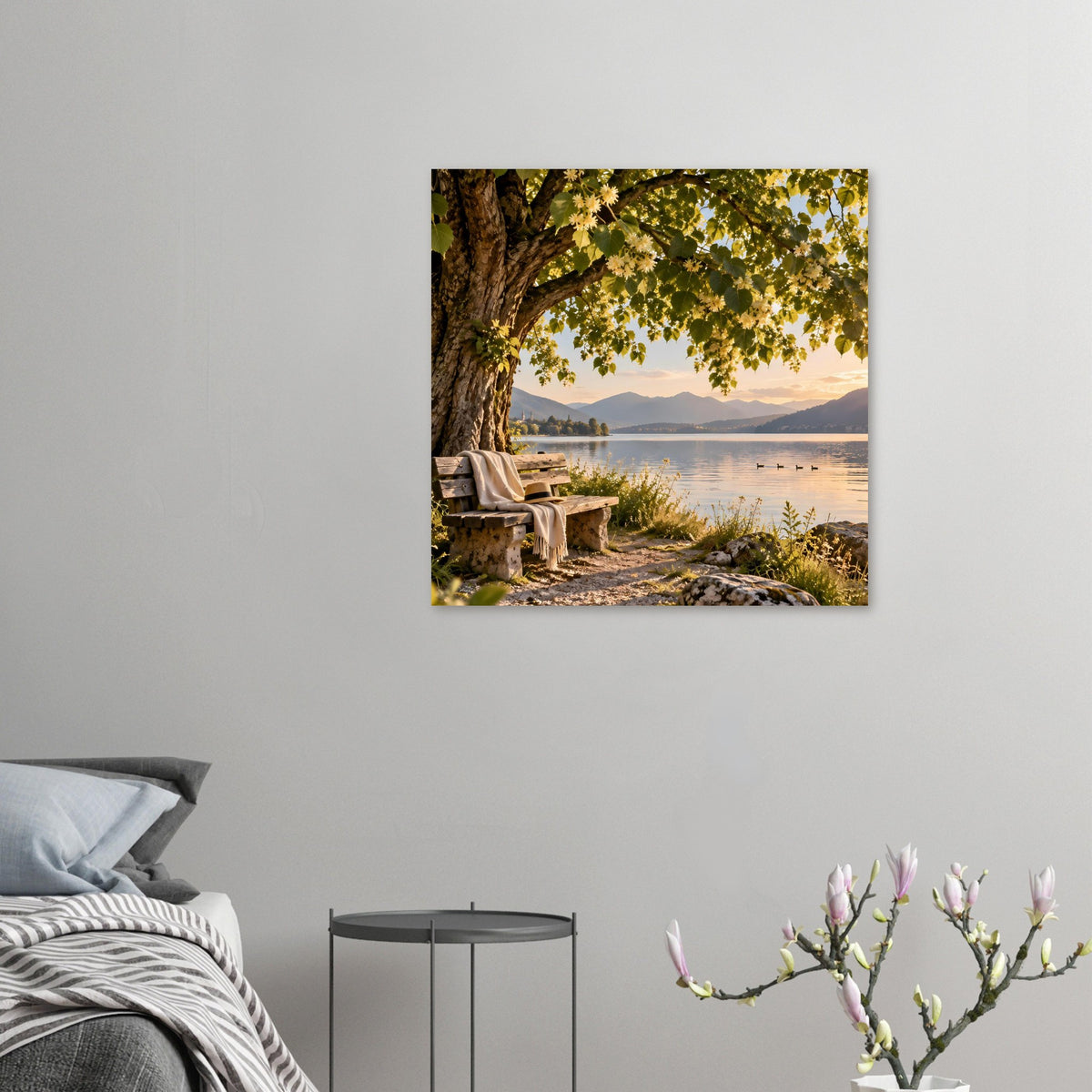 Wandposter in kleinem Format: Seeufer mit Bank und Baum, warmes Licht am Rand des Wassers