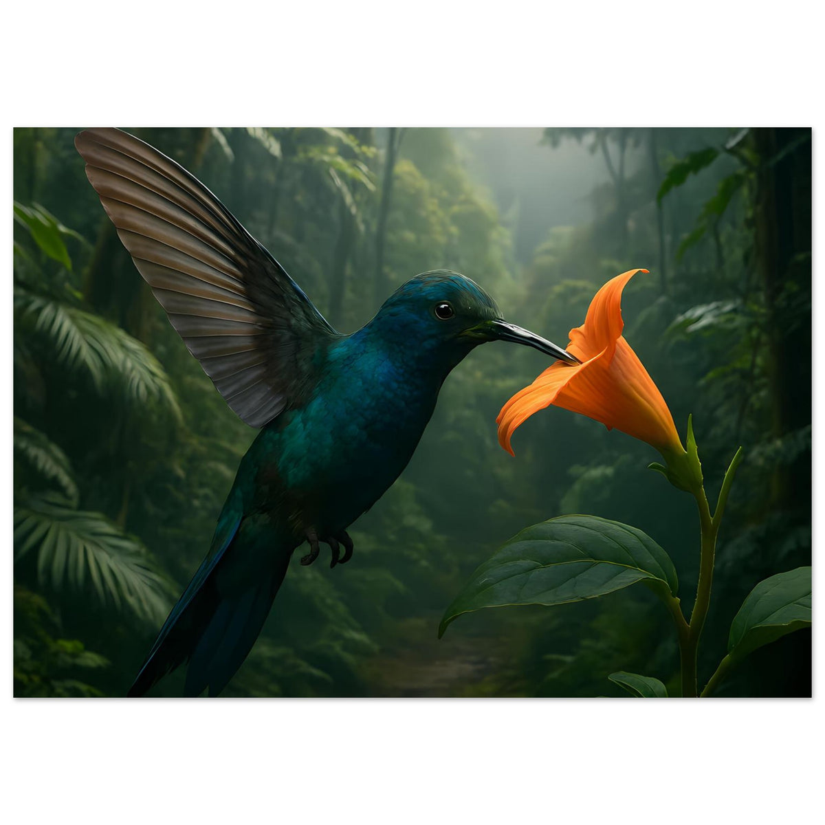 Poster: blaugrüner Kolibri mit Flügeln, orangefarbene Blüte im grünen Waldmotiv